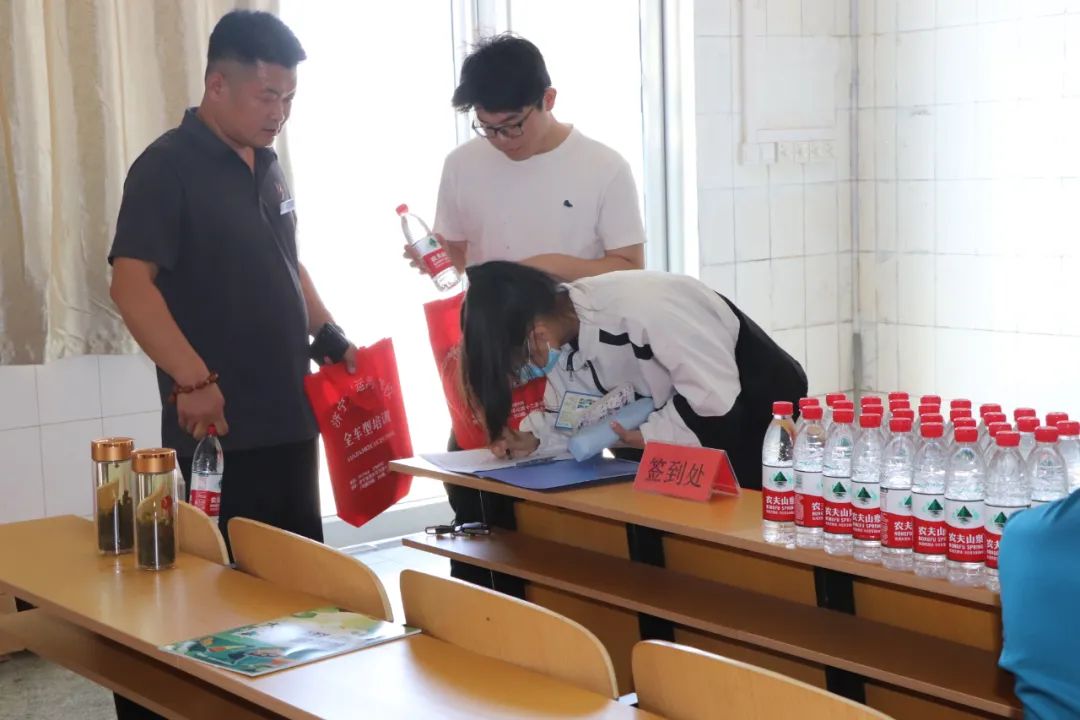 【濟(jì)寧大運(yùn)河駕?！恐暨h(yuǎn)航丨高考志愿填報(bào)公益講座順利開展！(圖2)