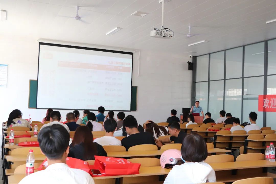 【濟(jì)寧大運(yùn)河駕?！恐暨h(yuǎn)航丨高考志愿填報(bào)公益講座順利開展！(圖6)