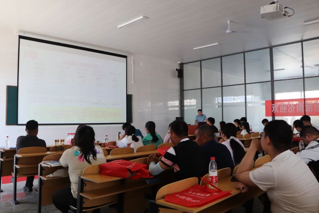 【濟(jì)寧大運(yùn)河駕?！恐暨h(yuǎn)航丨高考志愿填報(bào)公益講座順利開展！(圖8)