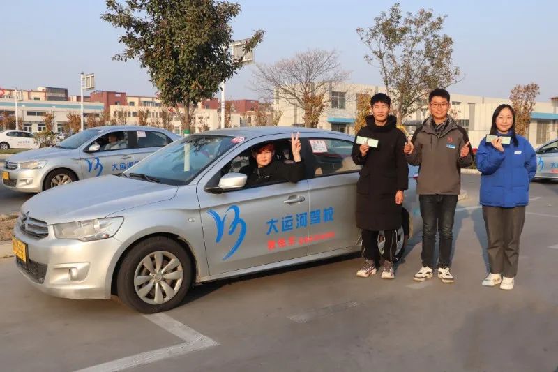 【濟(jì)寧大運(yùn)河駕校】濟(jì)職首批報(bào)名學(xué)生，今日已順利拿證！(圖1)