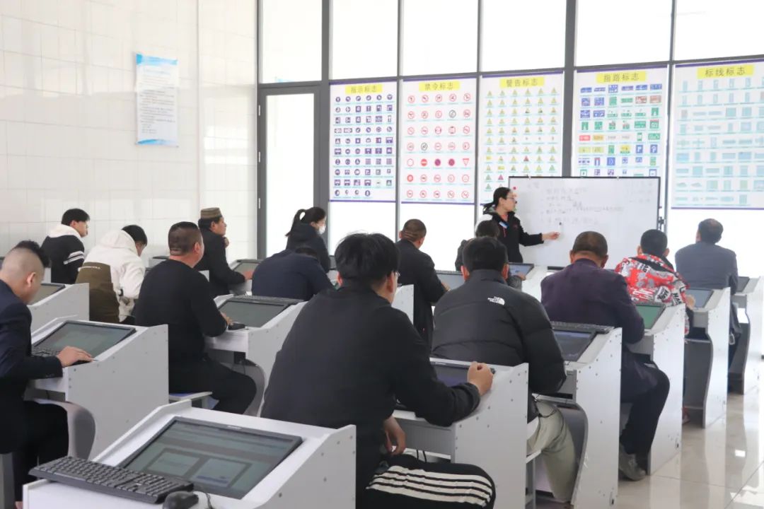 【濟(jì)寧大運(yùn)河駕?！俊袄碚撍俪膳嘤?xùn)班”，輕松圓您駕考?jí)簦?圖2)