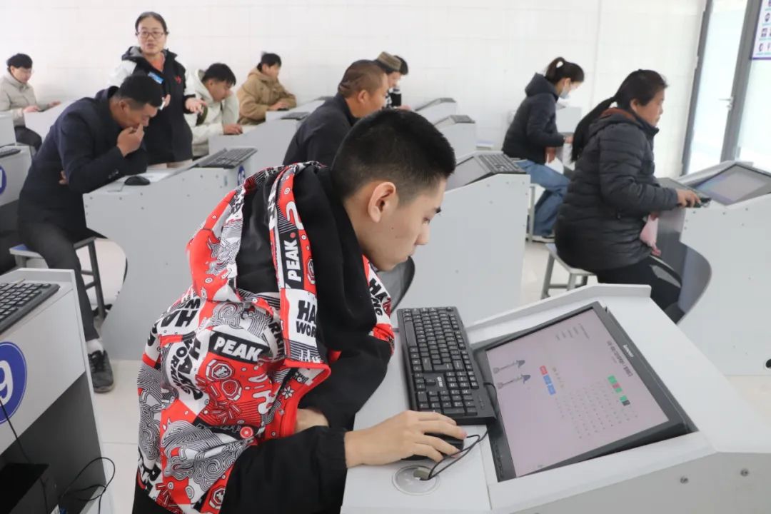 【濟(jì)寧大運(yùn)河駕?！俊袄碚撍俪膳嘤?xùn)班”，輕松圓您駕考?jí)簦?圖7)