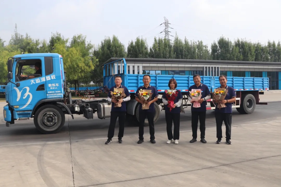 鮮花獻(xiàn)禮！祝所有的老師、教練們節(jié)日快樂！(圖2)