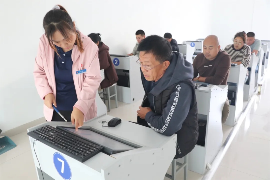 選擇“VIP易學(xué)班”，拿不到證全額退費(fèi)！(圖2)