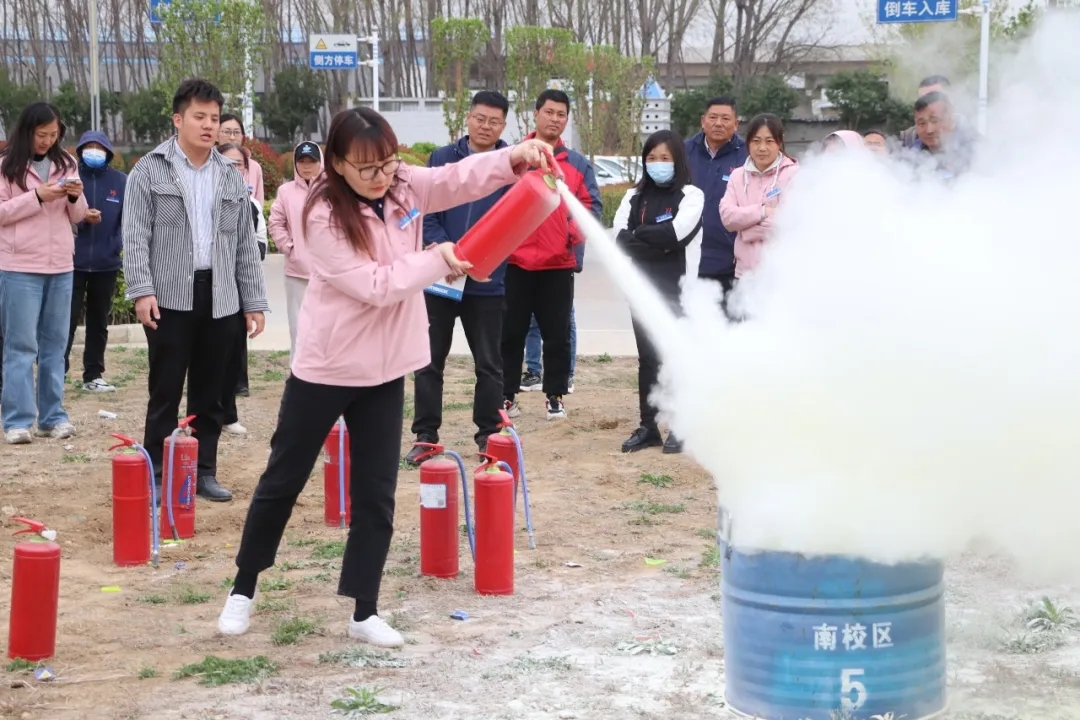 防范于未“燃”丨春季消防安全培訓(xùn)演練正當(dāng)時(shí)(圖6) 防范于未“燃”丨春季消防安全培訓(xùn)演練正當(dāng)時(shí)(圖6)