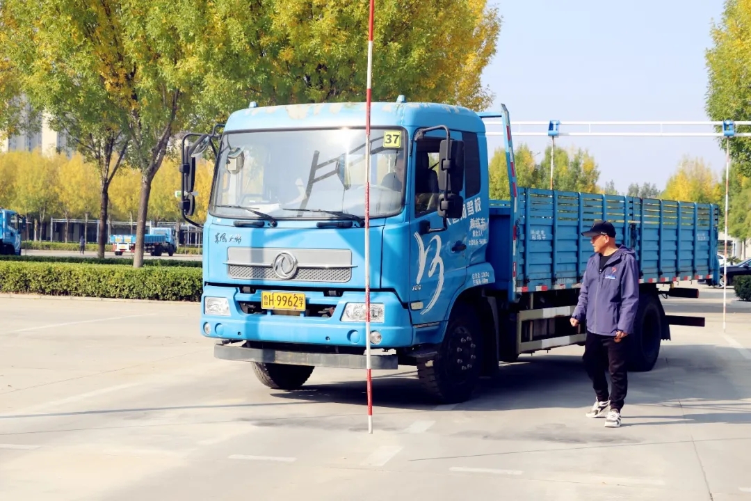 賞校園秋日盛景，享大車班型升級福利——學(xué)車就現(xiàn)在！(圖2)