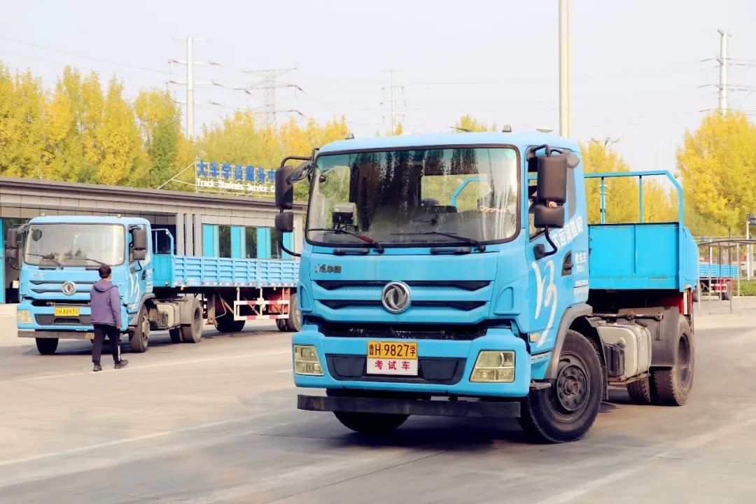 賞校園秋日盛景，享大車班型升級福利——學(xué)車就現(xiàn)在！(圖4)