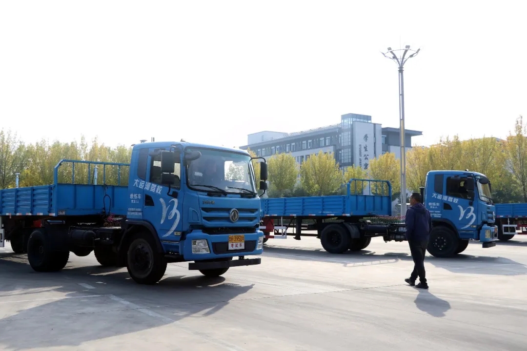 賞校園秋日盛景，享大車班型升級福利——學(xué)車就現(xiàn)在！(圖5)