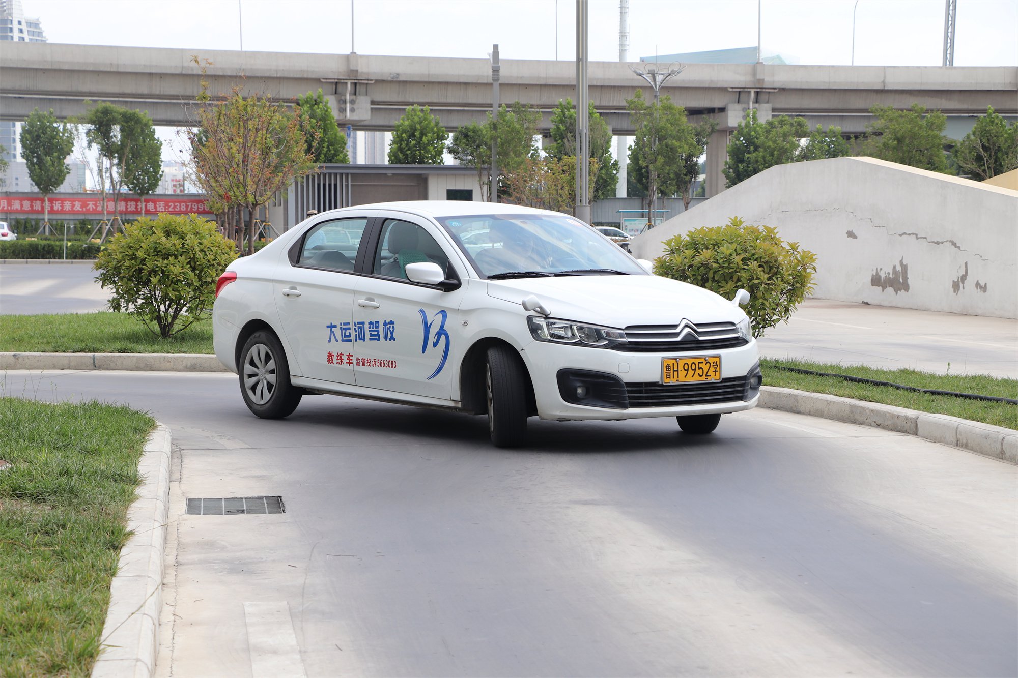 【濟(jì)寧大運(yùn)河駕?！康诎藢孟募緦W(xué)車(chē)夏令營(yíng)完美收官！(圖2)